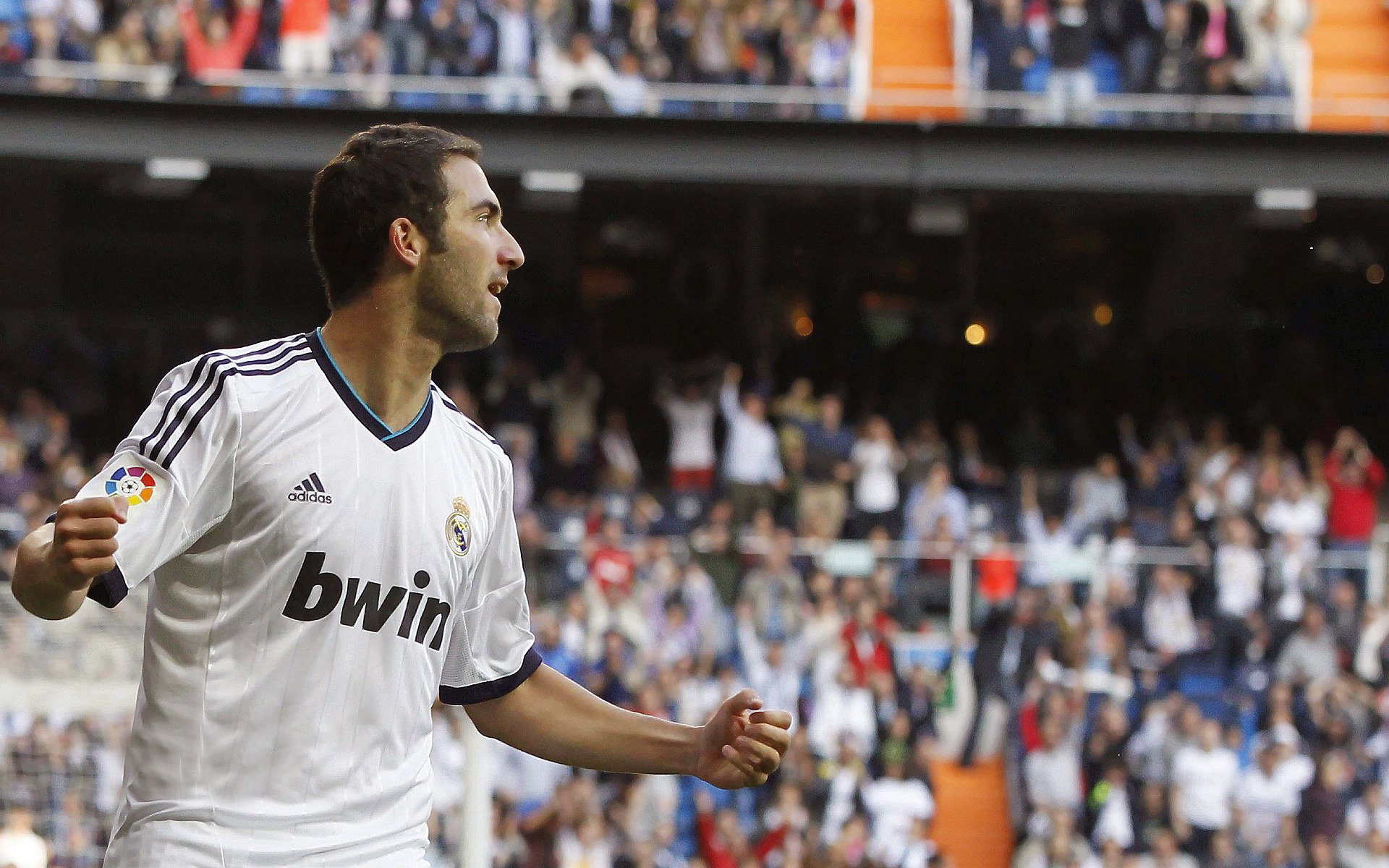 UFC 300震撼落幕,新旧王者交替,中国选手创历史!