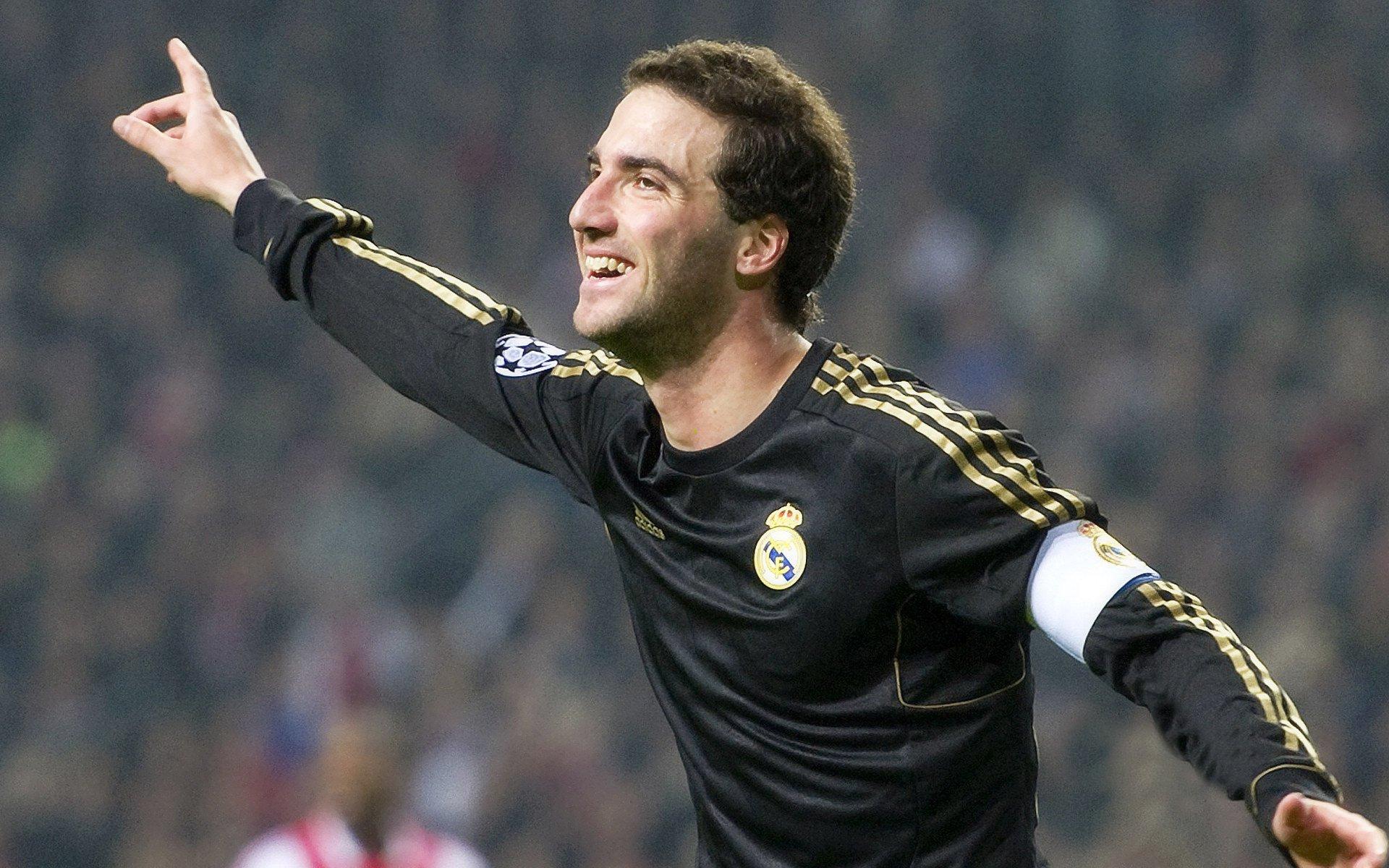 足坛震撼！天价转会刷新纪录，超级巨星加盟豪门引热议